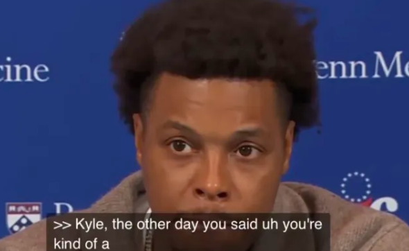 NBA常规赛，76人115-102击败猛龙。
赛后76人球员凯尔-洛瑞接受了记者