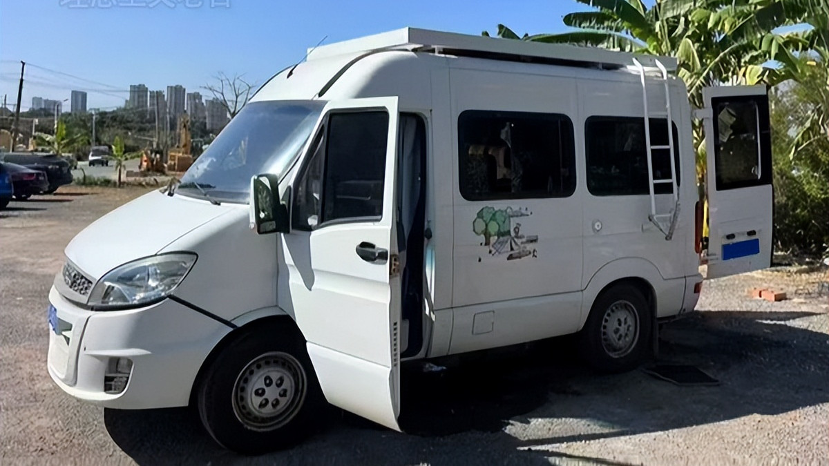 车尾露天淋浴间，依维柯宝迪改装床车旅行，宿营车自驾游将成主流