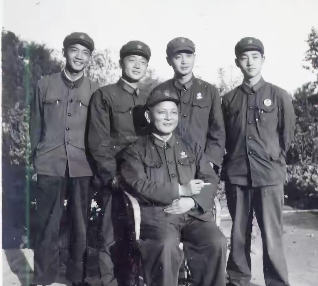 这是1970年在北京，时任北京军区副政委吴岱少将与四个儿子合影照。
照片中吴岱少