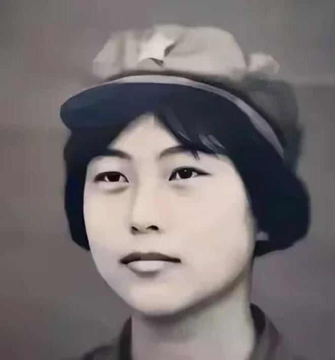 1982年女飞行员刘晓莲在驾驶飞机爬升至700米时，突然被一架歼击机撞击，伴随一