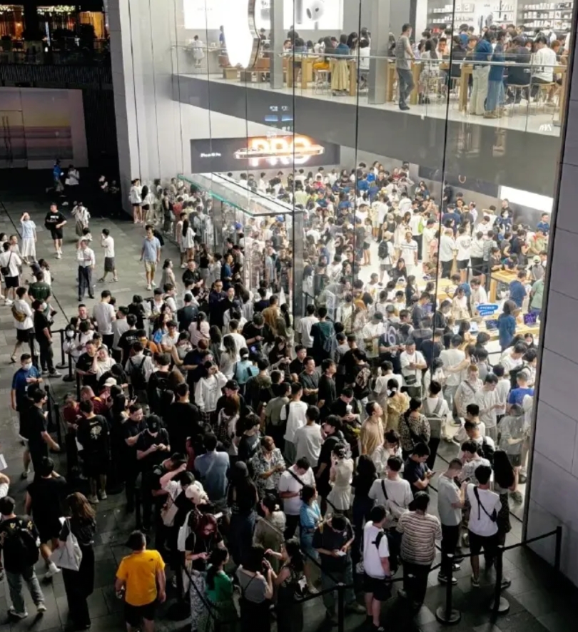 照片上所显示的就是苹果门店的现状，欲购买者乌泱乌泱挤在苹果店的门口，很多人都是大