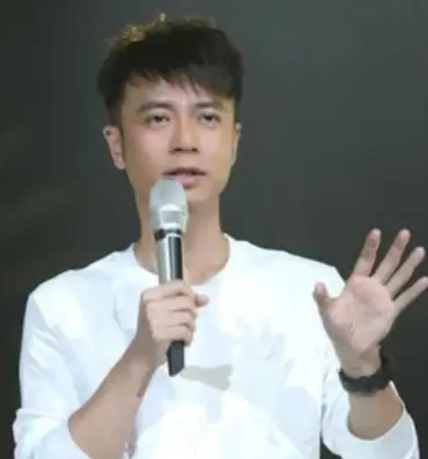 凭什么李克勤不能入选四大天王？
论唱功除了张学友，他不输任何三个吧！甚至能够远远