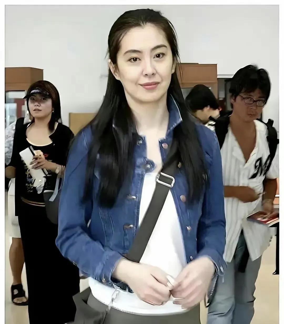 王祖贤也老了，原来的女神，也慢慢变老了，如果不说她是王祖贤，估计都不敢认啦！一件