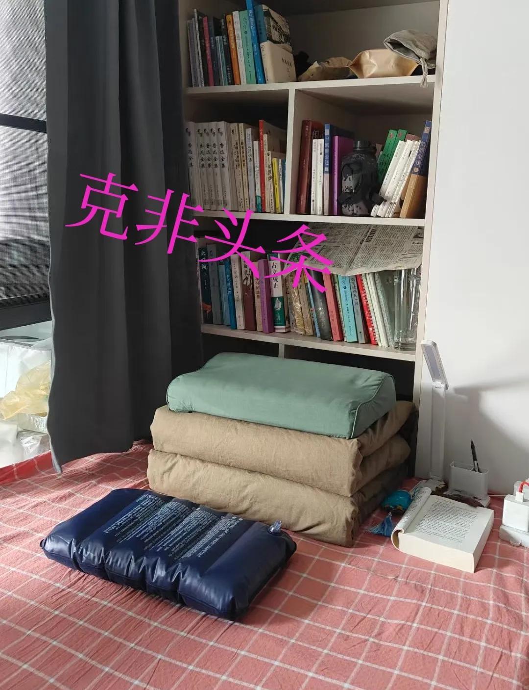 图片是我们在西双版纳景洪寓所，我睡飘窗，有大床我不睡。
我那飘窗太好了，我那房子