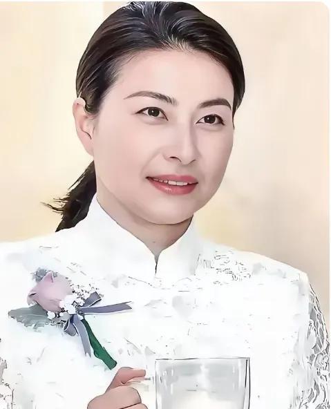 网友羡慕了：这就是好女旺三代，
面对300亿财产之争，霍启刚作为长子嫡孙毫无疑问