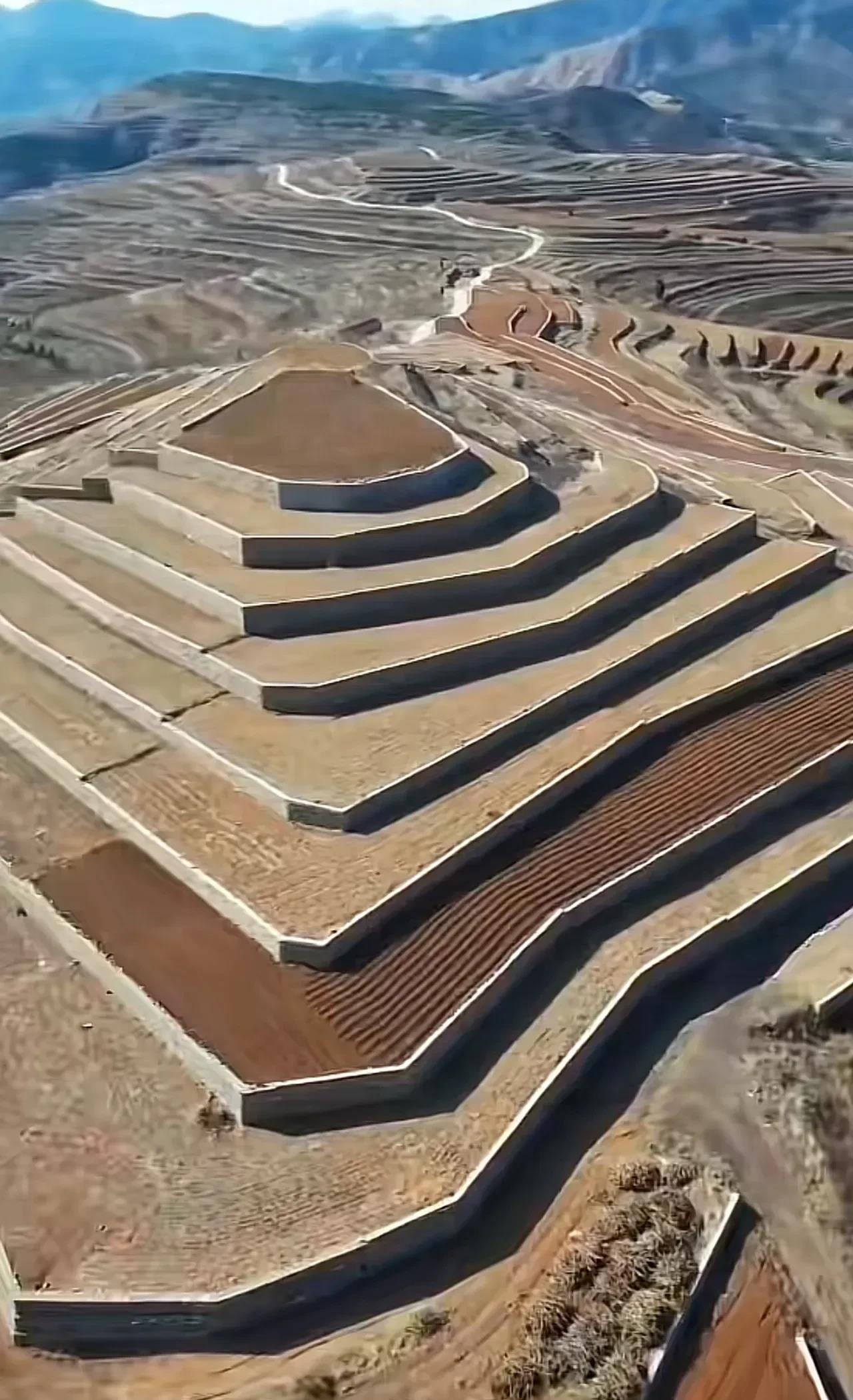 山坡上的一幕，不得不说，真的很壮观。