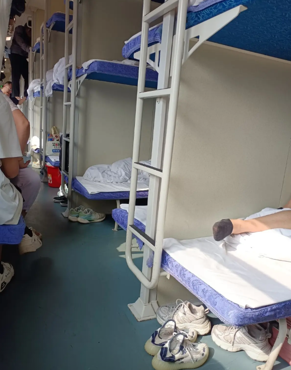 满车厢的人没有一个人提出意见，只有他一个人对着乘务长发飙。

坐长途火车大家都知