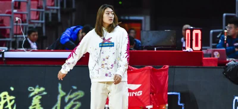 李梦：女篮国手的双面人生
李梦，这位女篮国手，在赛场和场外都备受瞩目。她的赛场