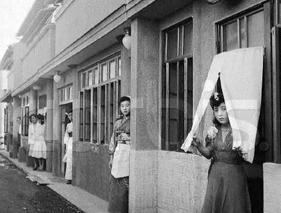 1940年，一个日本士兵在慰安所，正准备接受慰安妇的服务。可是，当他脱掉衣服后才