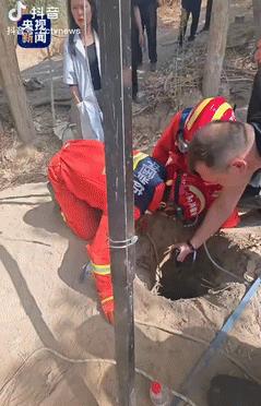 “女辅警火到央视了！”新疆洛浦县，2岁女孩不慎掉进深40米的井里，井口非常窄，成