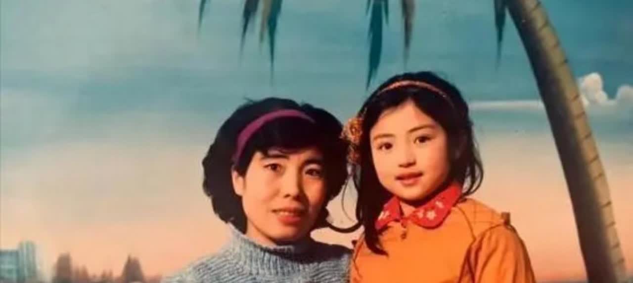 董璇小时候原来长这样，这小模样也太标致了，一看就温温柔柔讨人喜欢，属于那种不带攻