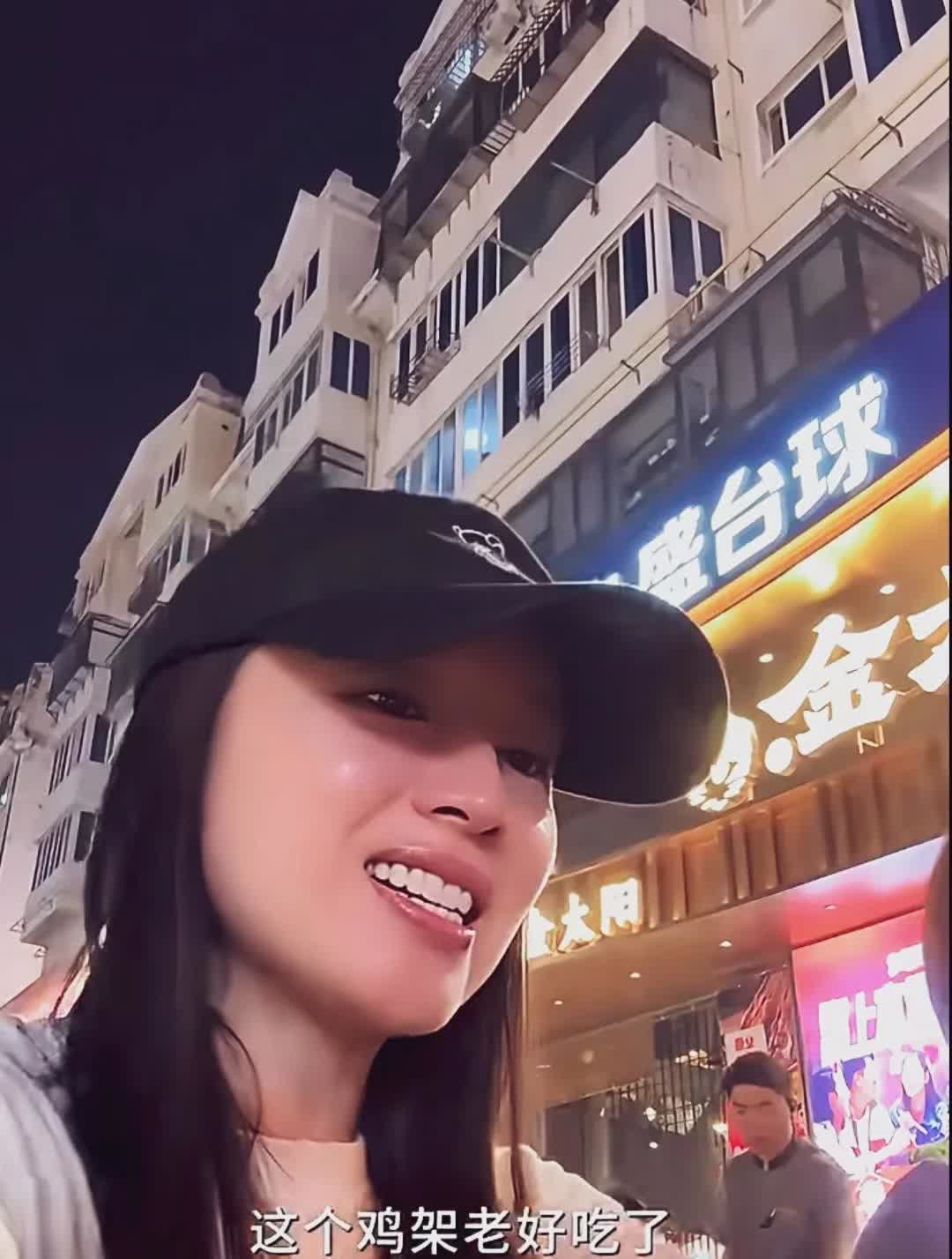 董洁平时感觉就是感觉清冷傲气的美人儿！没想到性格开朗活泼，回到大连老家彻底放飞自