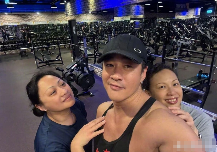 何润东在健身房炫臂肌展示健身成果，老阿姨们化身迷妹，一副情窦初开的模样像女妖精馋