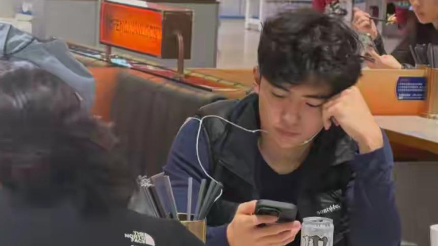 谢霆锋大儿子现身深圳餐厅！身穿灰色连帽衫、牛仔裤，颜值在线