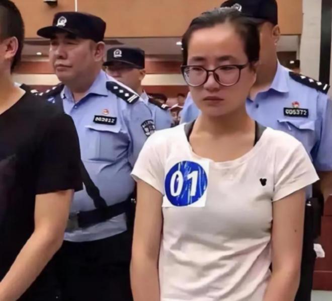2019年，读硕士的杨春燕，在教室上课时，被警察带走了。带走前，老师问道：“是不