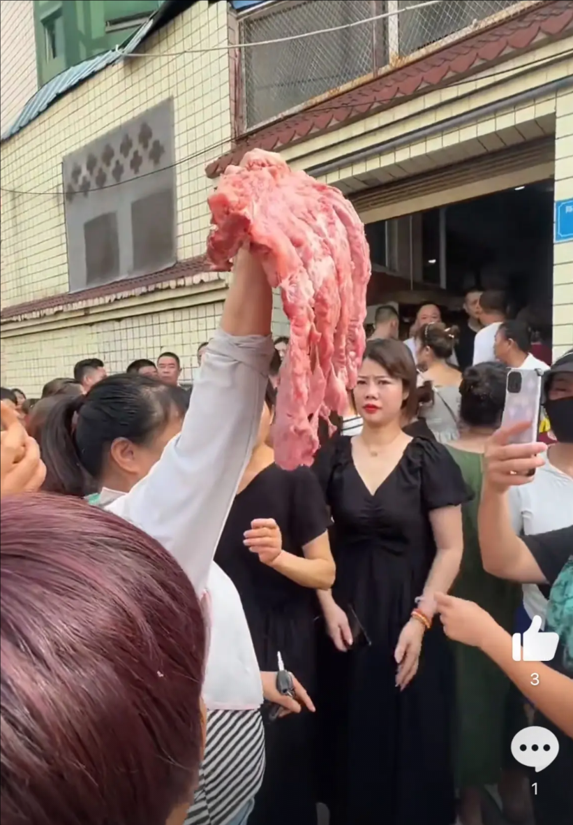 给学生吃臭肉、臭排骨，老师吃好肉！四川一小学食堂给孩子做臭排骨、淋巴肉，运送劣质