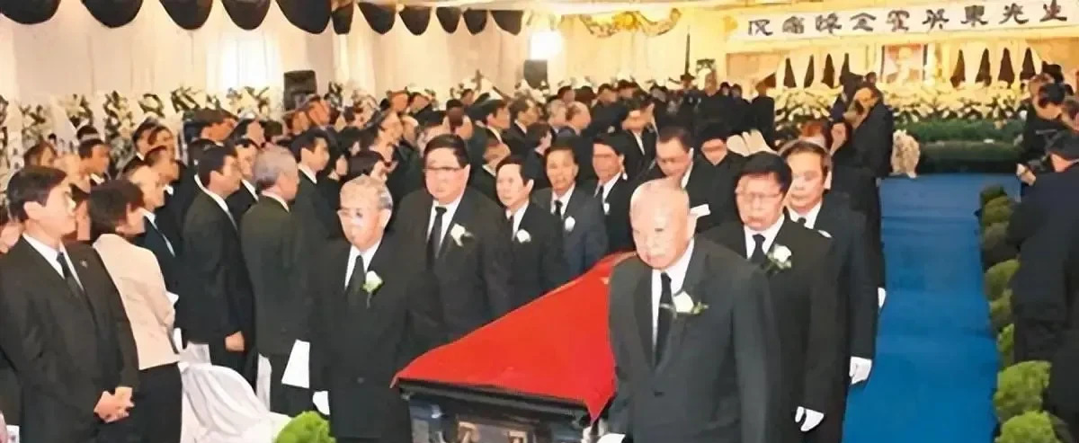 霍英东葬礼十位大佬抬棺











不敢相信，香港富豪李兆基为了给老朋