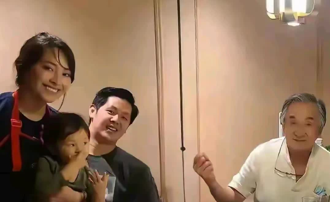 成龙大哥即使老了，这块头子也不是一般健身人士能相比的，太壮了，武行出身的就是身体