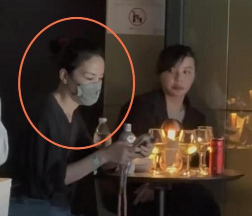 王菲现身谢霆锋演唱会 55岁宛如30岁的低调陪伴
