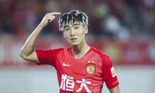 韦世豪与鲁能足校的矛盾由来已久！当年因联赛间歇期的特殊安排，暂别赛场，赴华中科技