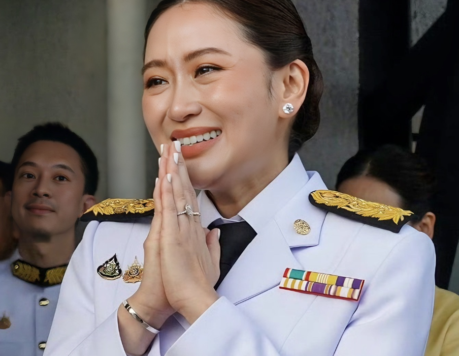 突发消息！39岁的泰国总理佩通坦被宪法院裁定违宪免职！刚刚，泰国宪法法院最终以法