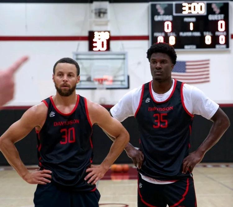 荣归故里酬知己，不作他乡负义人。库里在湾区开设迷你训练营指导母校戴维森学院学弟们