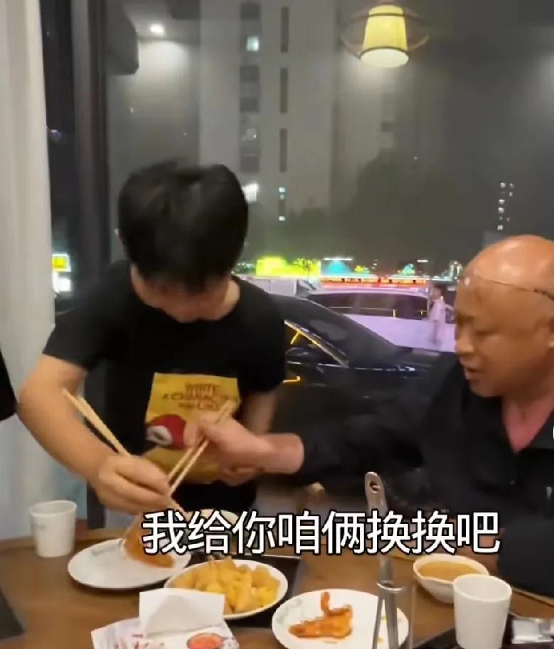 鹏妈去大草原潇洒，留二鹏一个人在家，没想到二鹏的生活是这样的……
说鹏妈去大草原