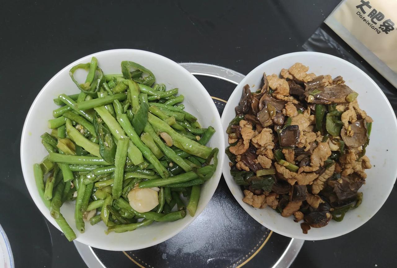 炒豇豆一定要焖熟。长豆角又叫豇豆，是夏季的时令菜，富含营养和膳食纤维，下图就是我