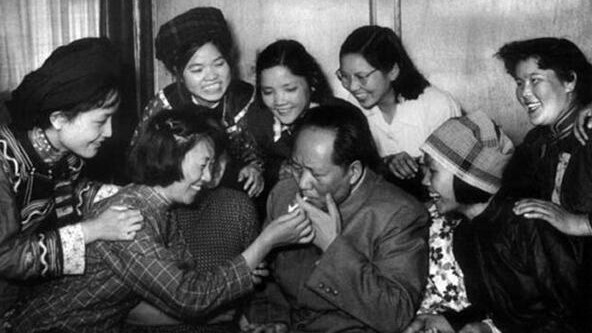 毛主席的递烟为何令郑洞国记了一辈子，蒋介石却皱眉不已？