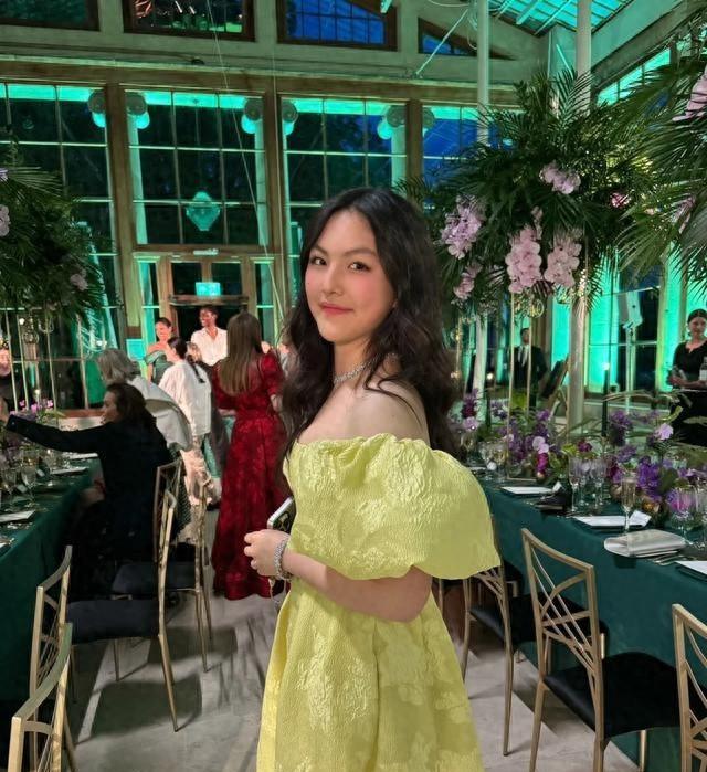 李湘母女英国社交翻车！讨好王后被嘲“崇洋媚外”，网友辣评：脸丢到国外了！
开篇暴