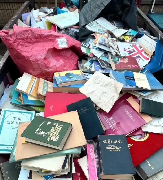 泪目了！2024年，南京，一女子在废品站发现了一批旧书以及手稿，由于不忍心看它们
