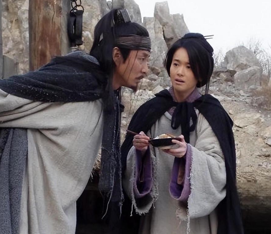 勾践和妻子雅鱼在吴国作人质时，伍子胥命令雅鱼去侍奉晋国使者过夜。得知消息的雅鱼要