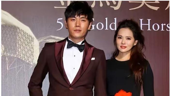 57岁伊能静现身西班牙，无滤镜美颜，真实状态曝光，胳膊被指不雅