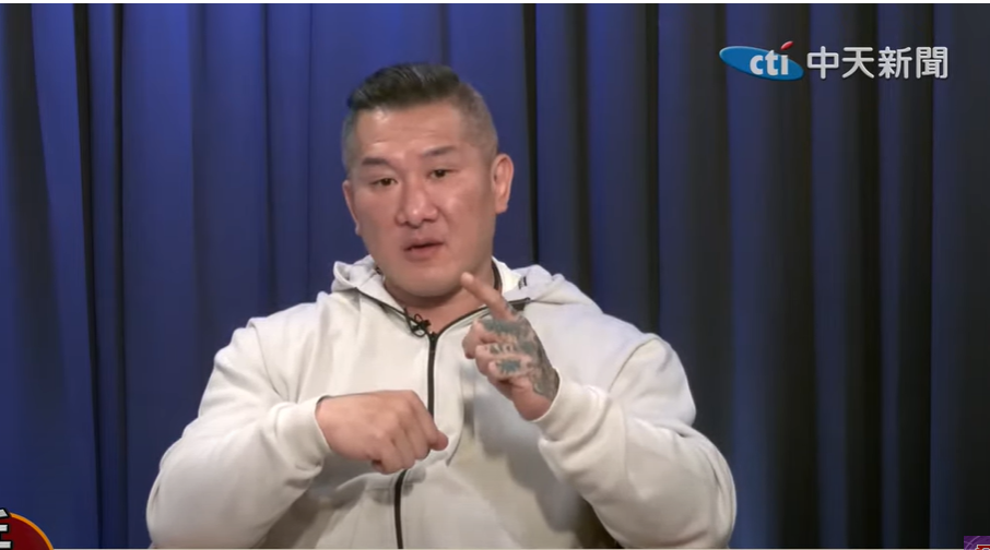 馆长发声：从今往后，没人再敢欺负中国人！
在8月4日播出的节目中，馆长发表激烈言