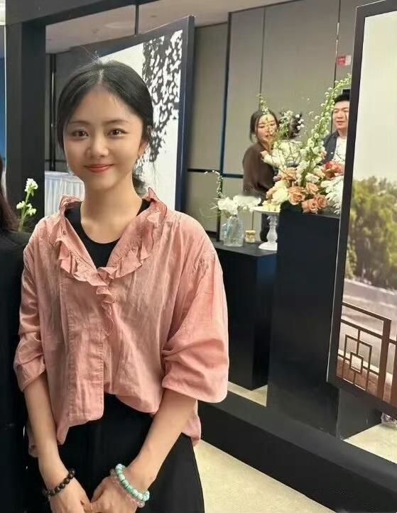 谭松韵去参加朋友婚礼生图，她的脸只是看起来圆圆的，现实中肯定超级小的脸