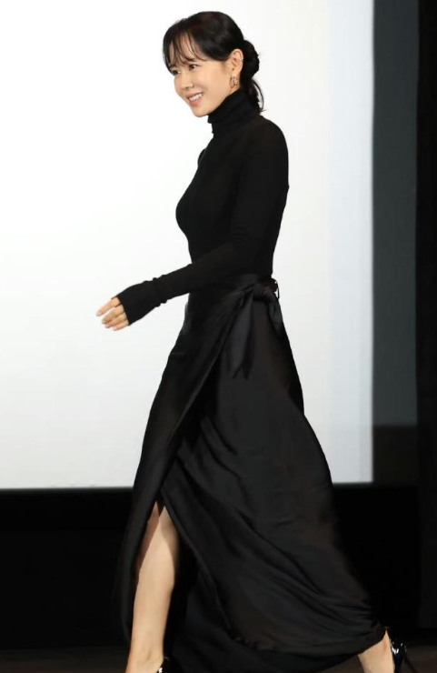 孙艺珍的黑色系小妆造，这感觉也是没谁了，nice！