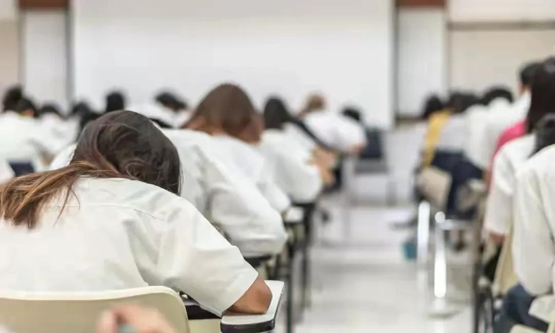 好家伙，鼓励学生互相举报，这都啥教育思路啊！就为了瓶牛奶，学生就得当小“告密者”