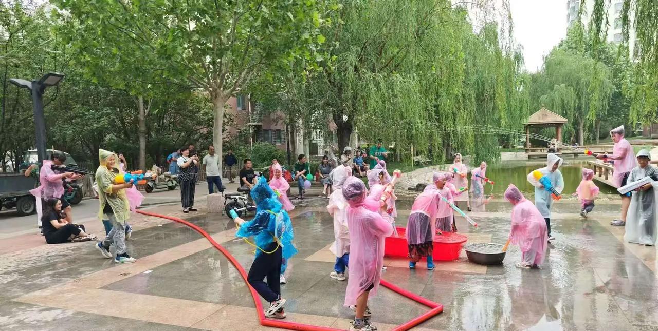 这六一过的真是太开心了！
我们小区因为是大学的教师公寓，所以物业都是由退休教师管