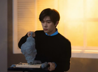 易烊千玺就是爱捏泥塑！认真捏泥塑的弟弟就是有魅力还有啥是弟弟不会的？