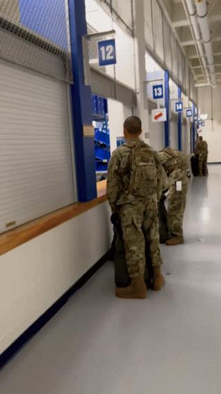 刚进军队服役的美国新兵正在军需品仓库里领取个人用品。
这些个人用品主要是床单、被