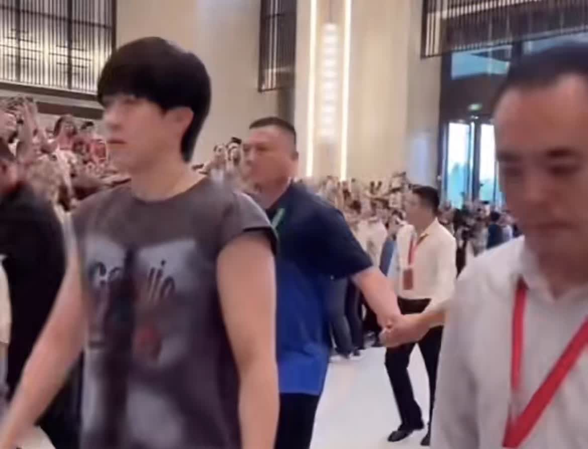 不是都退坑了吗？
万万没想到，等了一天
结果哥今天露着俩大胳膊往那一站，拽得
