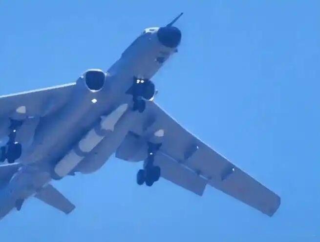 轰6N携带“惊雷-1”空射型核导弹，完成我国三位一体核打击的最后一环。目前全世界
