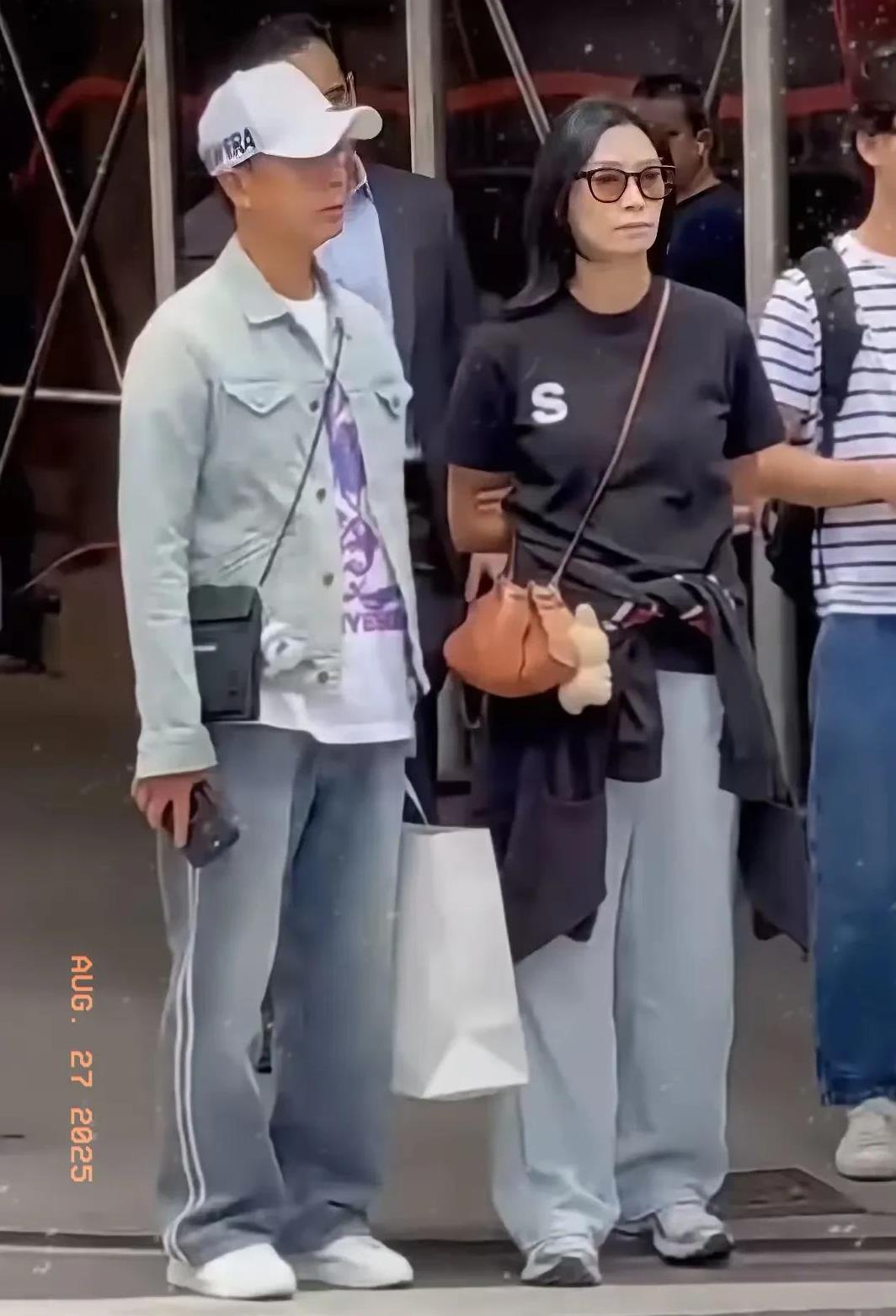 李克勤夫妇美国遛娃，冻龄夫妻街头秀恩爱！
作为娱乐老司机，我忍不住调侃：送娃上学