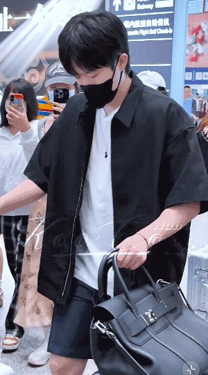 8月5日国乒出发横滨，参加冠军赛！还没看到莎莎，楚钦今天太亮眼啦！
首先这双鞋是