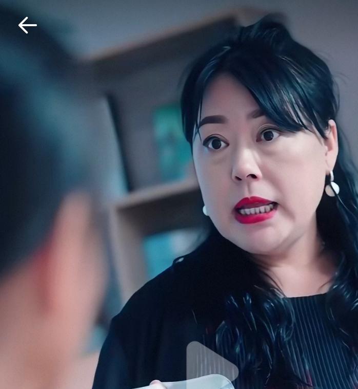 知名演员李菁菁又回娱乐圈演戏了，不过她演的是短剧。
早几年因为曝光娱乐圈“潜规则
