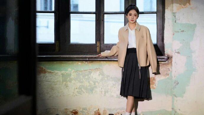 杨幂这波 T 坛造型，是把 Prada 冷奢焊在文艺骨相里的松弛雅教科书