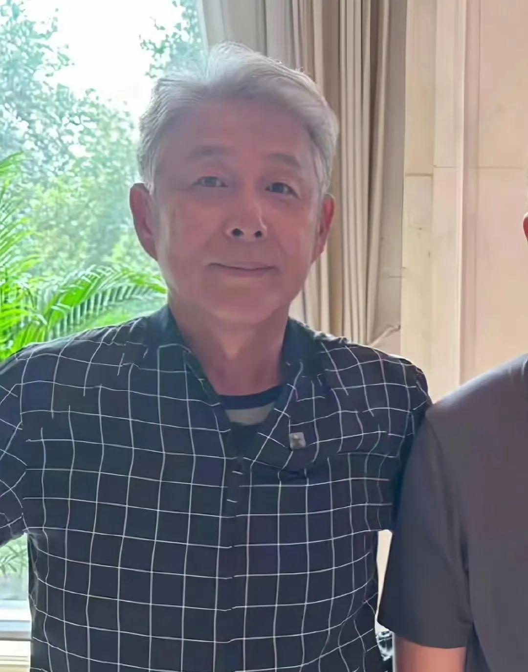 70岁陈道明满头白发，却帅得更霸气了！ 70岁陈道明近照曝光，白发如雪引热议，变