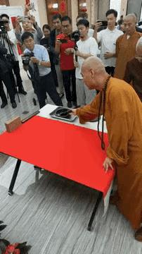 请教下各位懂书法的朋友，这到底写的是一个什么字呢？这位和尚的书法水平究竟又如何呢