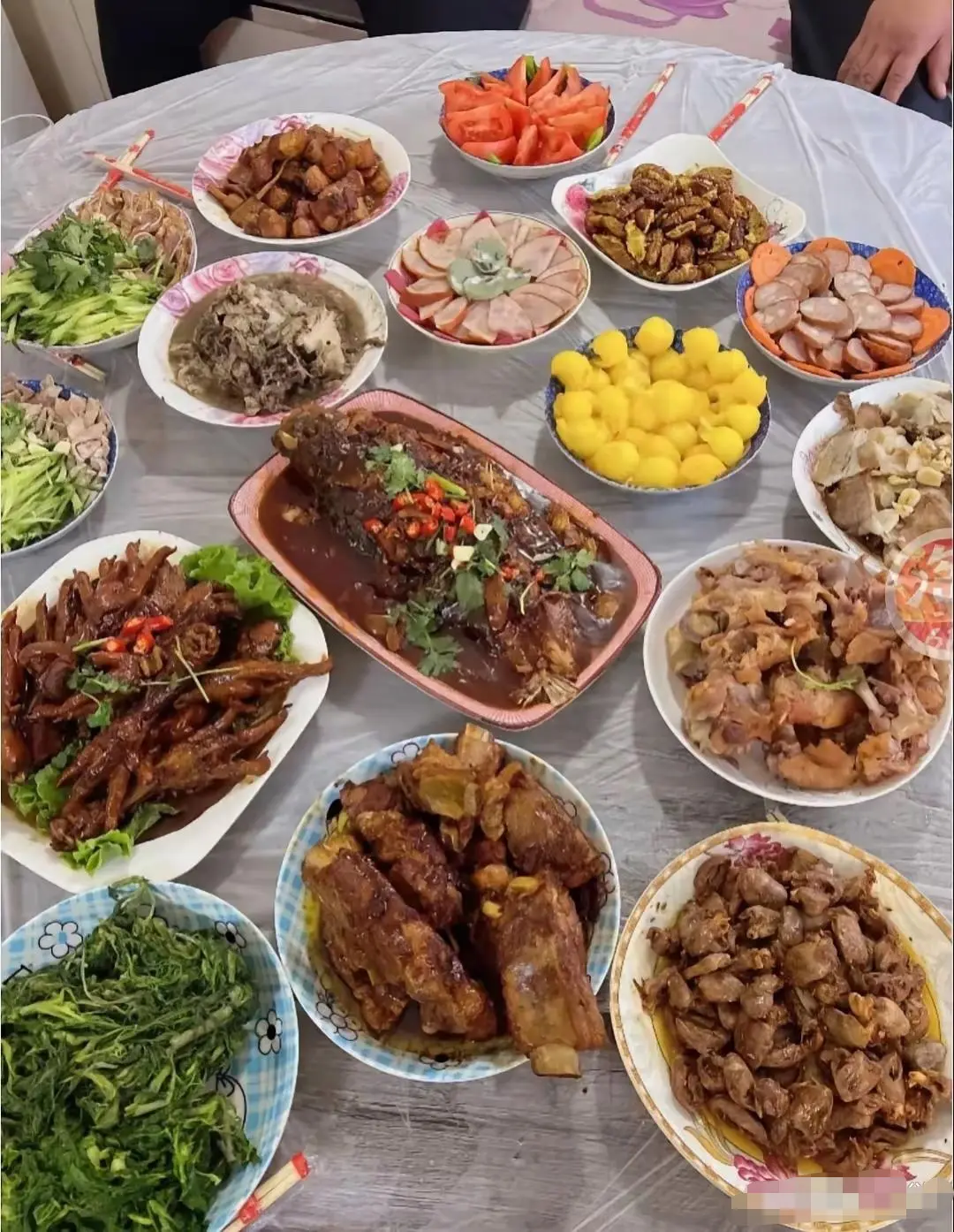 丰盛的家常宴席，色香味俱全，家的味道！