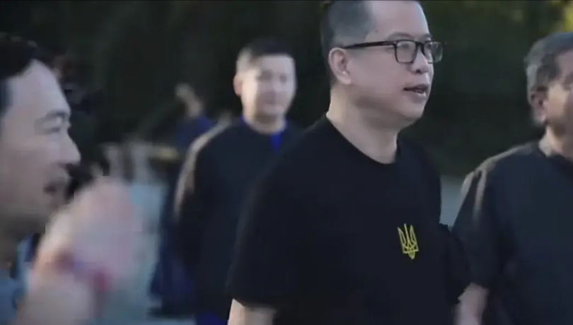 关于李国庆婚礼活动，步步高董事长张源穿乌克兰国徽图案的衣服的讨论真是热烈，真是公